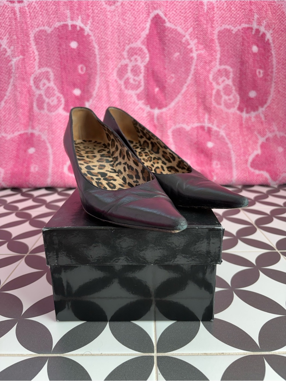 (USED) Women’s Black Pointed Toe Pumps with Leopard Lining